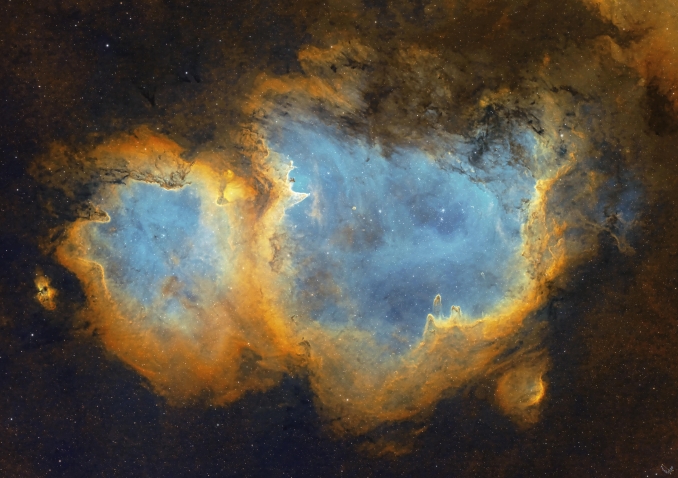 La Nebulosa Anima è una nebulosa a emissione situata nella costellazione di Cassiopea, a 7500 anni luce dalla Terra. E nota anche come Nebulosa Embrione (e in effetti, ricorda proprio lecografia di un feto umano) o IC1848, che è una designazione usata per lammasso stellare aperto incorporato nella nebulosa. - Copyright: Francis Bozon (Team ARO) 