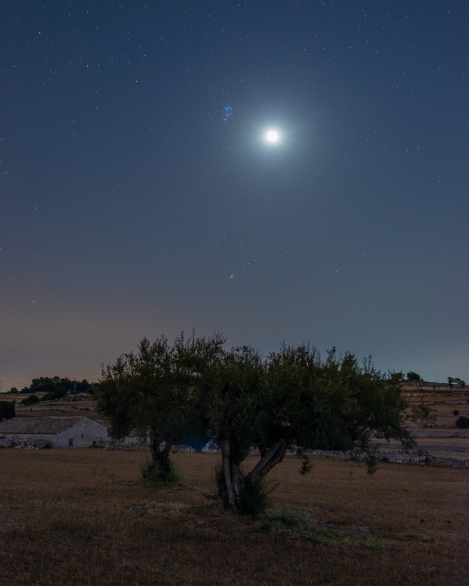 La splendida congiunzione tra la luna e l'ammasso aperto delle Pleiadi M45, ripresa dalla Sicilia il mattino del 23 luglio scorso, poco prima dell'alba. - Copyright: Salvatore Cerruto 