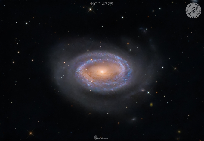NGC 4725 è una galassia spirale barrata nella costellazione della Chioma di Berenice. Si estende per oltre 100.000 anni luce e si trova a 41 milioni di anni luce dal nostro sistema solare. - Copyright: Giacomo Pro 
