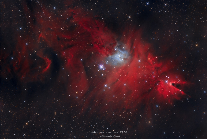 NGC 2264 è un brillante ammasso aperto a circa 2500 anni luce di distanza, circondato da un grande sistema di nebulosità diffuse, allinterno della costellazione dellUnicorno. - Copyright: Alessandro Bucci 