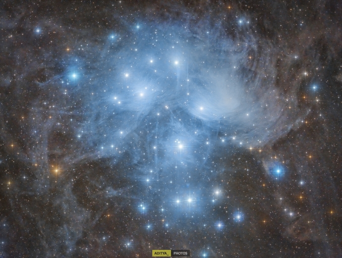 Le Pleiadi (conosciute anche come le Sette Sorelle o M45) sono un ammasso aperto visibile nella costellazione del Toro. Questo ammasso dista da noi 440 anni luce , e conta diverse stelle visibili a occhio nudo. - Copyright: Aditya Soni 