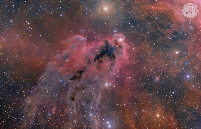Questa è la Nebulosa Boogeyman, così chiamata per la sagoma di unintrigante figura scura al centro dellimmagine. Il nome ufficiale è Nebulosa Oscura di Lynds (LDN) 1622, che appare su uno sfondo debole di gas idrogeno incandescente. - Copyright: Nik Szymanek 