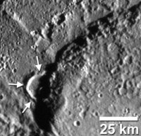 Un cratere deformato da una scarpata lobata