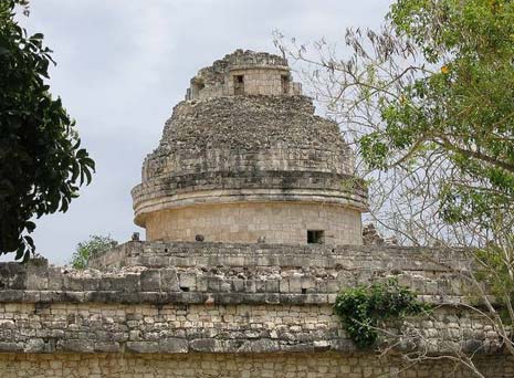 l’osservatorio astronomico di Chichen Itza durante la sua costruzione