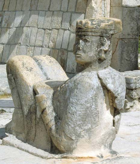 La statua colossale, ai piedi della grande piramide di Chichen Itza, che si crede raffiguri il giornalista
