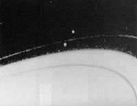 Figura 3. La prima foto dei satelliti “pastori” dell’anello F