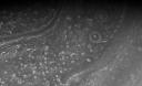 primo piano dei vortici tra le bande di nubi di Saturno
