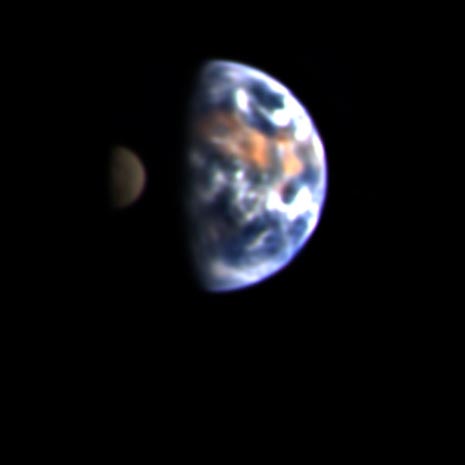 La Terra e la Luna viste dalla sonda EPOXI attraverso tre filtri centrati nel blu, verde e arancione