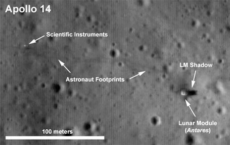 Modulo d’atterraggio dell’Apollo 14, con la sua ombra, altri strumenti scientifici e addirittura le orme degli astronauti!