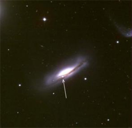 La freccia indica una supernova scoperta su una lontana galassia. Esplosioni di questo tipo creano oggetti talmente luminosi da competere addirittura con la luce dell’intera struttura che li contiene
