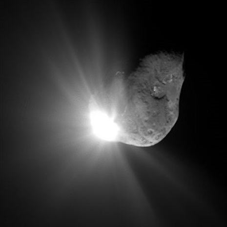 L’immagine dell’impatto della sonda, grande come un elettrodomestico, sulla cometa Tempel 1