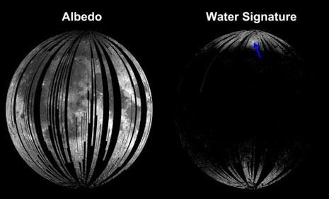 l’immagine a sinistra mostra l’albedo e cioè la quantità di luce riflessa dalla superficie della Luna, mentre l’immagine a destra mostra le zone dove si ha l’assorbimento nell’infrarosso da parte delle molecole d’acqua e del radicale idrossile