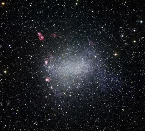 La galassia di Barnard o NGC 6822. Di forma irregolare, mostra benissimo alcune nebulose (notare quella a sinistra in alto) ed è luogo di intensa formazione stellare