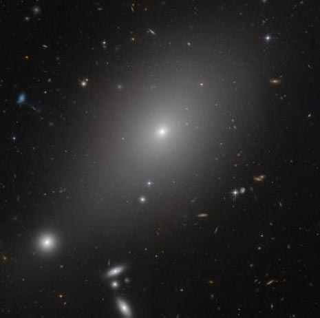 La gigantesca galassia ellittica ESO 306-17