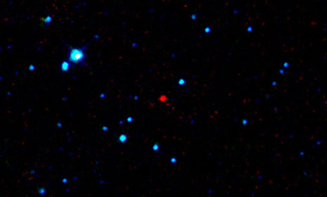 Il puntino rosso al centro rappresenta il primo asteroide NEO scoperto da WISE
