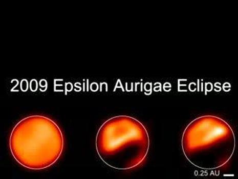 Tre immagini che mostrano chiaramente l’eclissi del disco di polvere che eclissa Epsilon Aurigae