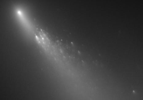 Un bellissimo esempio di disintegrazione di una cometa: la 73/P Schwassmann-Wachmann 3 ripresa dallo Space Telescope il 18 aprile del 2006.