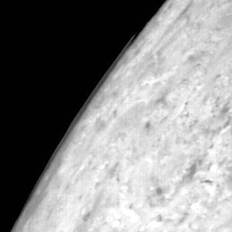 la tenue atmosfera di Tritone è composta da azoto, metano e ossido di carbonio.