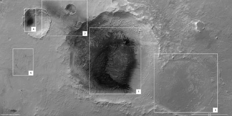 Al centro, il cratere da impatto quasi completamente sporcato dalla cenere