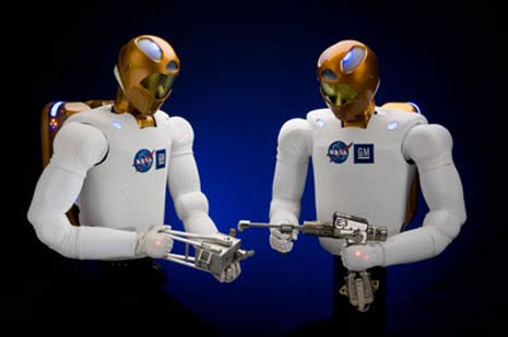 I robot – chiamati Robonaut2, R2 – sono stati impostati per utilizzare gli stessi strumenti degli umani