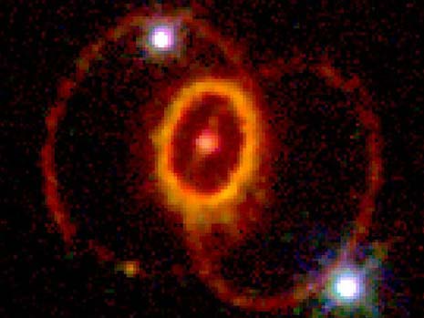 La strana forma ad anelli della nebulosa causata dall’esplosione della supernova 1987A