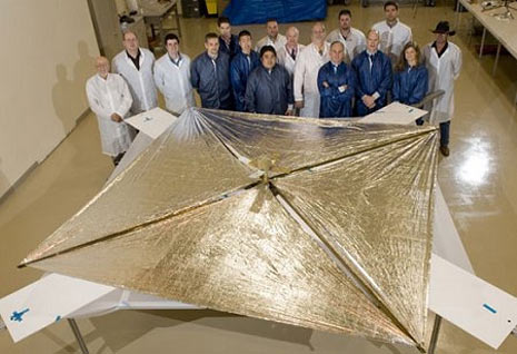 in questa foto vediamo il team della sonda NanoSail-D