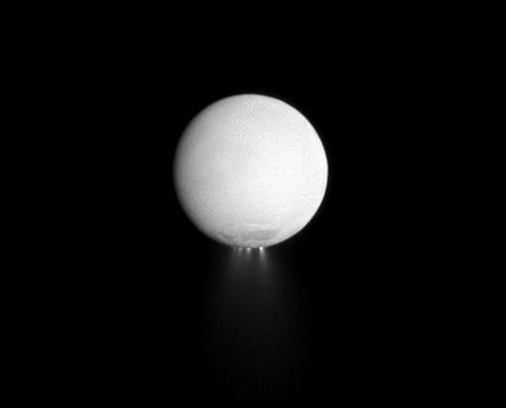 La fontana di Encelado che invia vapor d’acqua anche sulla superficie di Saturno.