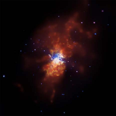 La galassia M82 osservata nella banda X da Chandra