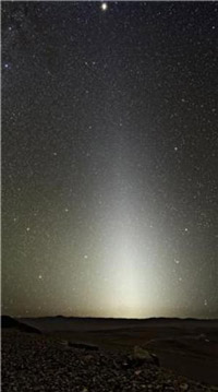 La luce originata dalla polvere zodiacale vista da Paranal in Cile