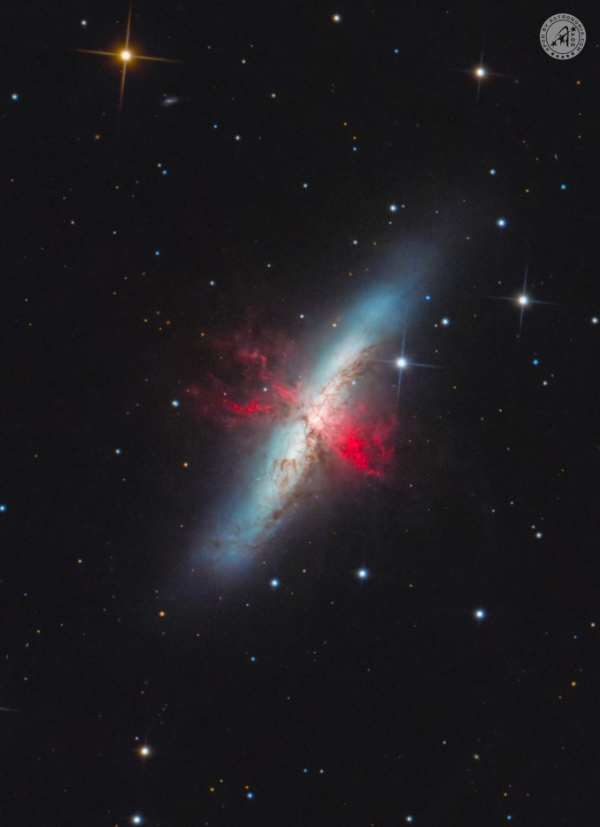 I suoi nomi ufficiali sono M82 o Ngc 3034, ma è più nota come Galassia Sigaro, ed è uno dei più caratteristici oggetti celesti che costellano i cieli serali delle nostre latitudini. - Copyright: Mirko Tondinelli e Francesco Radici 