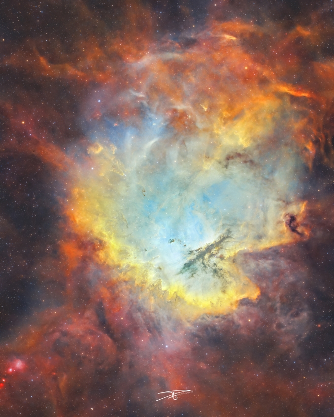 NGC 281 è una nebulosa a emissione visibile nella costellazione di Cassiopea. Talvolta è chiamata anche col nome di Nebulosa Pacman, per via della forma che ricorda il famoso videogioco anni 80. - Copyright: Riccardo Pacini 