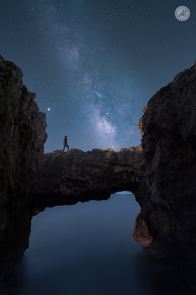 In prossimità del Punto al mare 28 (Geronimo) del Plemmirio a Siracusa, esiste un' insenatura molto particolare, che permette di godere di una vista insolita e ricercata. - Copyright: Massimo Tamajo 