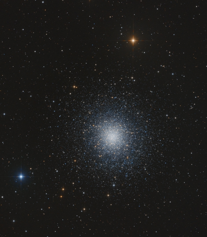 M13 è un ammasso globulare percepibile anche ad occhio nudo (sotto cieli particolarmente bui), nella costellazione di Ercole. Tuttavia, basta un piccolo binocolo per risolvere parte delle centinaia di migliaia di stelle che ne fanno parte, ed inizizare così a fantasticare. - Copyright: Sara Harvey 