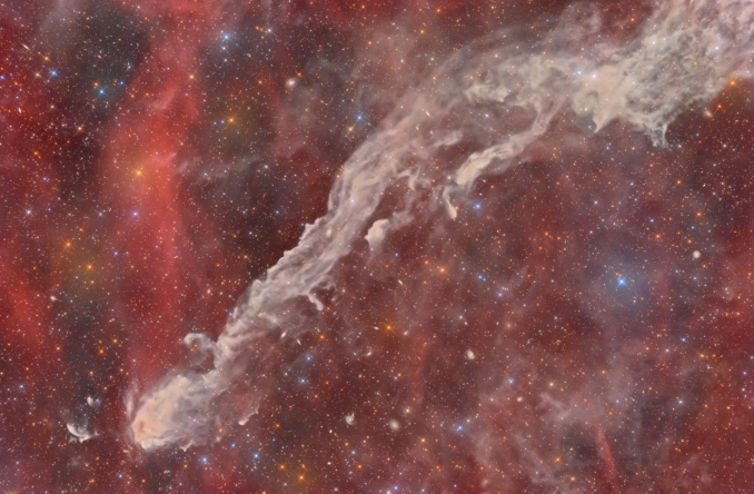 Si tratta di una nube molecolare situata nella costellazione della Lucertola, con uno sfondo ricco di Ha che ne evidenzia la struttura.
Ci sono molte galassie sullo sfondo, inclusa NGC7223, distante 200 milioni di anni luce. - Copyright: Thomas Lelu 