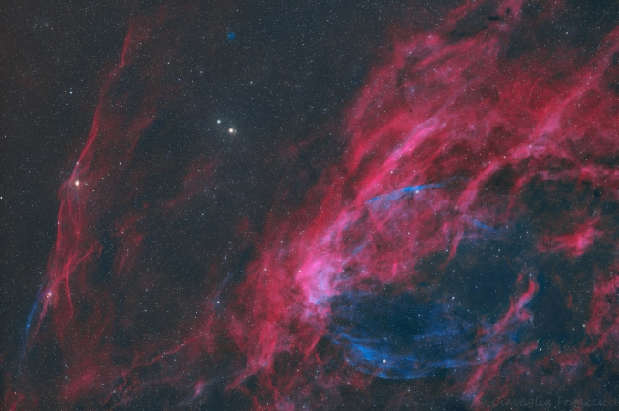 LBN 331 è una nebulosa a emissione, parte del catalogo Lynds Bright Nebulae, e si trova a nord della stella Deneb, nella costellazione del Cigno. I delicati filamenti di idrogeno sono rappresentati in forme ondulate principalmente attorno alla stella 32 Cygni. - Copyright: Francesco Ciavaglia 