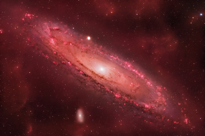 M31, la Galassia di Andromeda, situata nell'omonima costellazione, è loggetto più lontano che luomo possa vedere ad occhio nudo, con i suoi 2,5 milioni di anni luce di distanza. In questa immagine è stato usato un filtro per mettere in risalto l'idrogeno ionizzato presente sia nella galassia che nella nostra Via Lattea, - Copyright: Nicola Bugin 