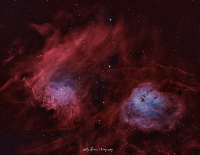 In questo suggestivo campo in direzione della costellazione dellAuriga, spiccano due nebulose. IC 405, nota anche come C31 o come Flaming, e IC 410 (detta anche Nebulosa Girini) - Copyright: Jordy Thomas / Hrodvitnisson 