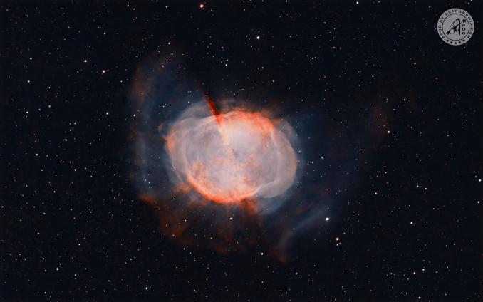 La nebulosa M27, anche conosciuta come Nebulosa Manubrio (Dumbbell Nebula in inglese), è una delle nebulose planetarie più note e spettacolari del cielo notturno, scoperta nel 1764 da Charles Messier. - Copyright: Alessandro Romano 