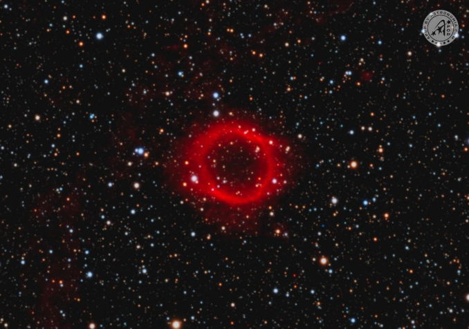 Abell 56 è una nebulosa planetaria nella costellazione dell'Aquila di cospicue dimensioni ma con una luminosità superficiale piuttosto bassa. Si mostra come un anello regolare leggermente ellittico dal quale si protraggono degli sbuffi simmetrici. - Copyright: Peter Goodhew 