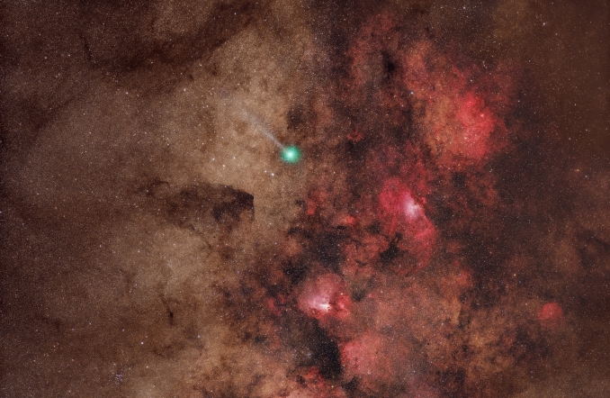 La sera del 18 ottobre 2025, la cometa SWAN (C/2025 R2)  sorella meno appariscente della Lemmon  è passata davanti a un magnifico campo stellare nel cuore della Via Lattea, tra le celebri nebulose Aquila (M16) e Omega (M17) - Copyright: Alessandro Carrozzi 