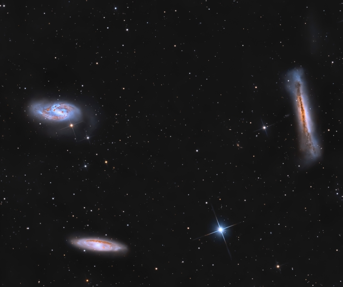 Il Tripletto del Leone (anche noto come Gruppo di M66) è un piccolo gruppo di galassie che dista circa 35 milioni di anni luce dalla Terra nella costellazione del Leone. Il gruppo è formato dalle galassie a spirale M66, M65 e NGC 3628. - Copyright: Massimo Di Fusco 