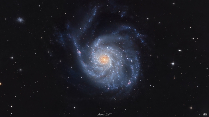 M101, conosciuta anche come Galassia Girandola, è una grande galassia a spirale situata nella costellazione dellOrsa Maggiore, a circa 21 milioni di anni luce dalla Terra. La sua struttura asimmetrica e ricca di regioni HII la rende uno dei soggetti più interessanti del cielo primaverile - Copyright: Mattia Toto 