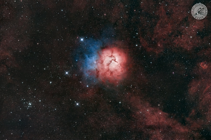M20 (conosciuta anche come Nebulosa Trifida) in direzione del Sagittario, si estende per circa 40 anni luce ed ha unetà di circa 300.000 anni, il che la rende una delle regioni di formazione stellare più giovani in cielo, con stelle neonate e astri ancora in formazione avvolti in culle di polveri. - Copyright: Giancarlo Neccia 