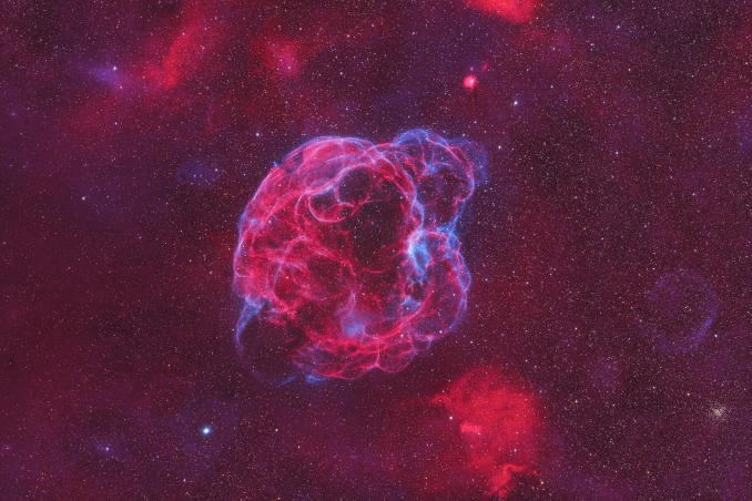 Questa complessa rete di filamenti rossi e azzurri appartiene a Sh2-240, la cosiddetta Nebulosa Spaghetti, uno dei più vasti e deboli resti di supernova osservabili nel cielo. Situata a circa 2.000 anni luce nella costellazione del Toro, si estende per oltre 150 anni-luce - Copyright: Gianmaria Veronese 