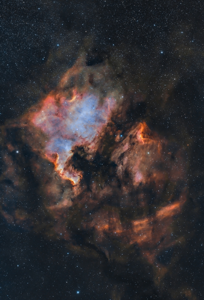 Senza dubbio una delle coppie più famose e fotografate del cielo. La Nebulosa Nord America (NGC 7000) e la Nebulosa Pellicano (IC 5070) fanno parte della medesima nube interstellare di idrogeno ionizzato - Copyright: Patrizia Mazzuccato 