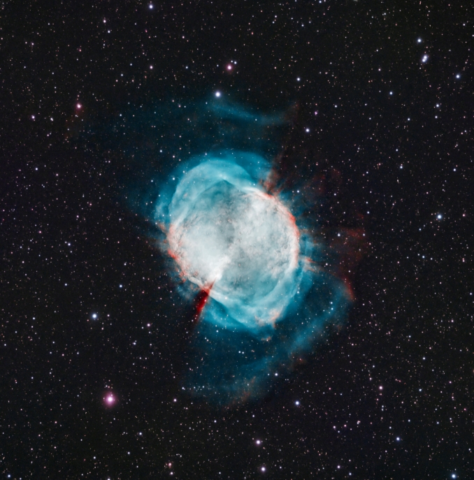Conosciuta con il nome popolare di Nebulosa Manubrio, questa bellissima e simmetrica nube di gas interstellare si estende per oltre 2,5 anni luce e si trova a circa 1.200 anni luce di distanza dalla Terra, nella costellazione della Volpetta. - Copyright: Loris Ferrini 