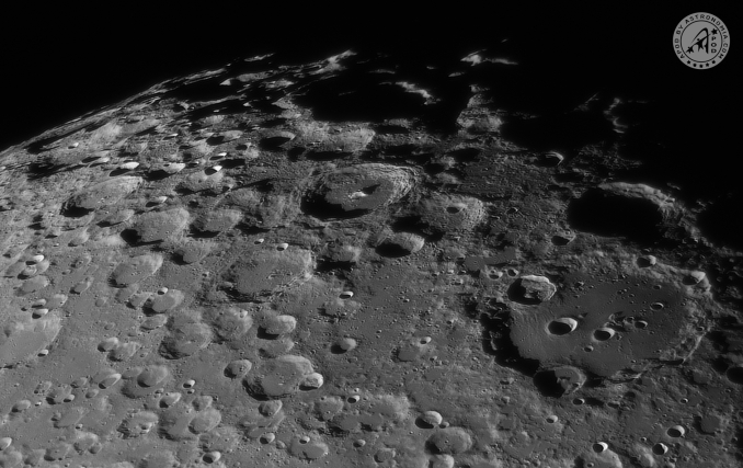 La regione lunare ripresa mostra un affascinante intreccio di crateri sovrapposti lungo il terminatore, dove le ombre radenti esaltano rilievi e dettagli fini. Limmagine è stata ottenuta con telescopio C8 e tecnica di lucky imaging - Copyright: Manuel Leone 