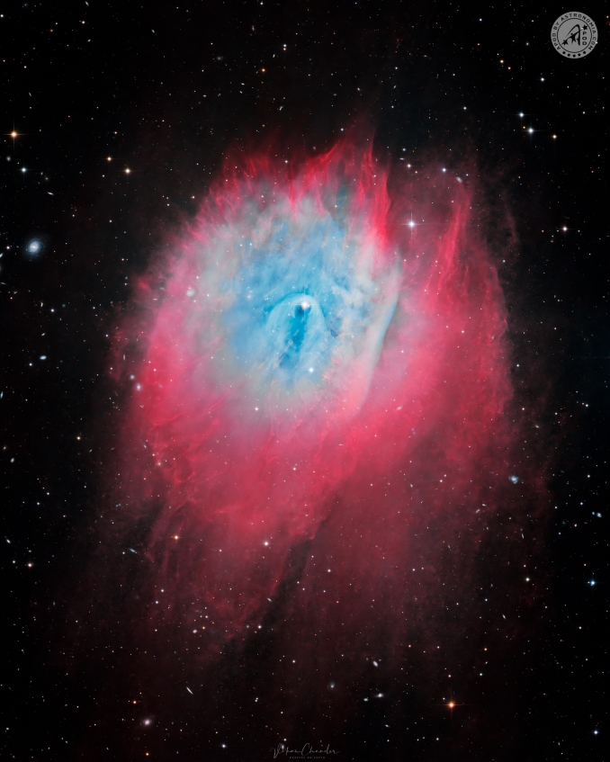 Abell 35, nota anche come Sh2-313, è una nebulosa planetaria situata nella costellazione dell'Idra, a una distanza di 400 anni luce. La nebulosa ha  un aspetto insolito, caratterizzato da un arco d'urto centrale circondato da un'emissione simmetrica. - Copyright: Vikas Chander 
