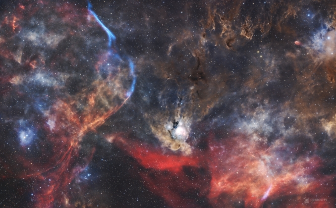 NGC 7129 è una regione di formazione stellare in Cefeo, a circa 3.300 anni luce di distanza, dove nebulose a riflessione, gas ionizzato e polvere oscura coesistono in un ambiente dinamico. - Copyright: Jordi Jofre 