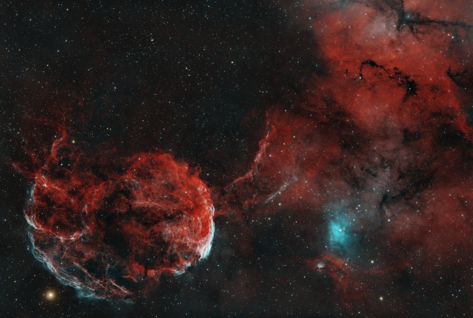 Questa immagine riprende la Nebulosa Medusa IC443, e la nebulosa a emissione Sharpless 249. La scena celeste si svolge in prossimità della brillante stella Eta Geminorum, nella costellazione dei Gemelli - Copyright: Marco Piccini 